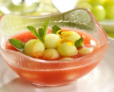 Gazpacho de sandía y melón con virutas de naranja