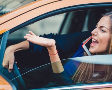 Personas que dicen malas palabras al conducir tienen un alto coeficiente intelectual, según estudio