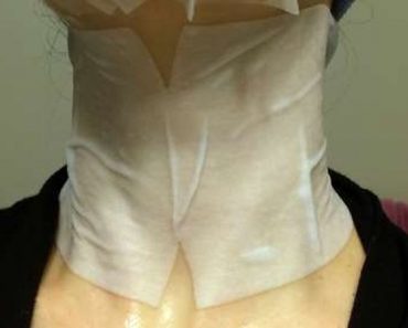 Cuando sepas el Motivo por el que esta Joven se coloca esta Mascarilla en El Cuello te Aseguro que también lo vas hacer, yo lo haré ahora mismo!!