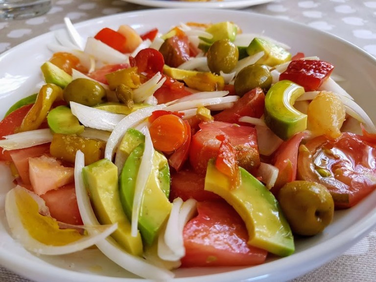 ensalada-de-tomate-y-aguacate