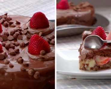 Torta húmeda de chocolate🍫 rellena de fresas🍓 y leche condensada ⁣